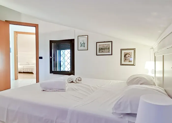 Lo Scoglio Apartment *